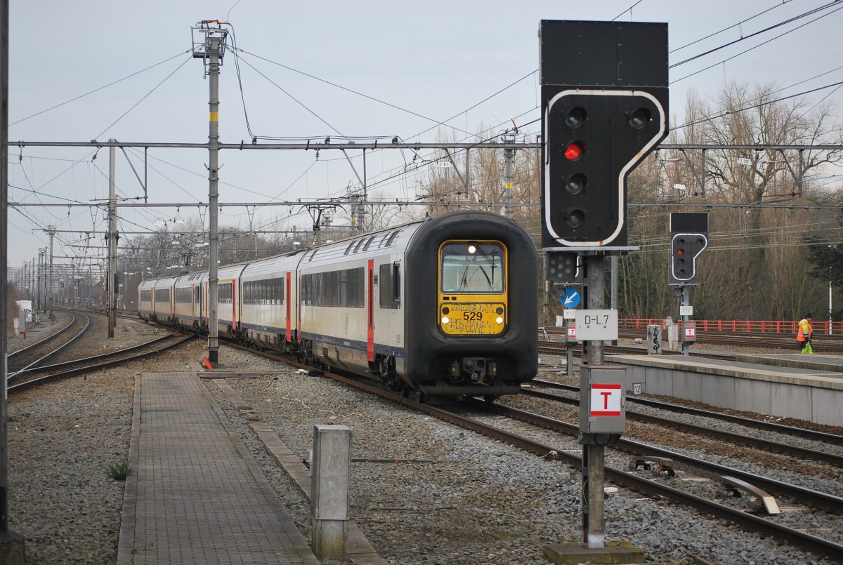 IC-G Oostende-Antwerpen trifft im Bahnhof Brugge ein. 2 Triebzüge der Baureihe AM 96  Gumminase  am 29. Januar 2014.