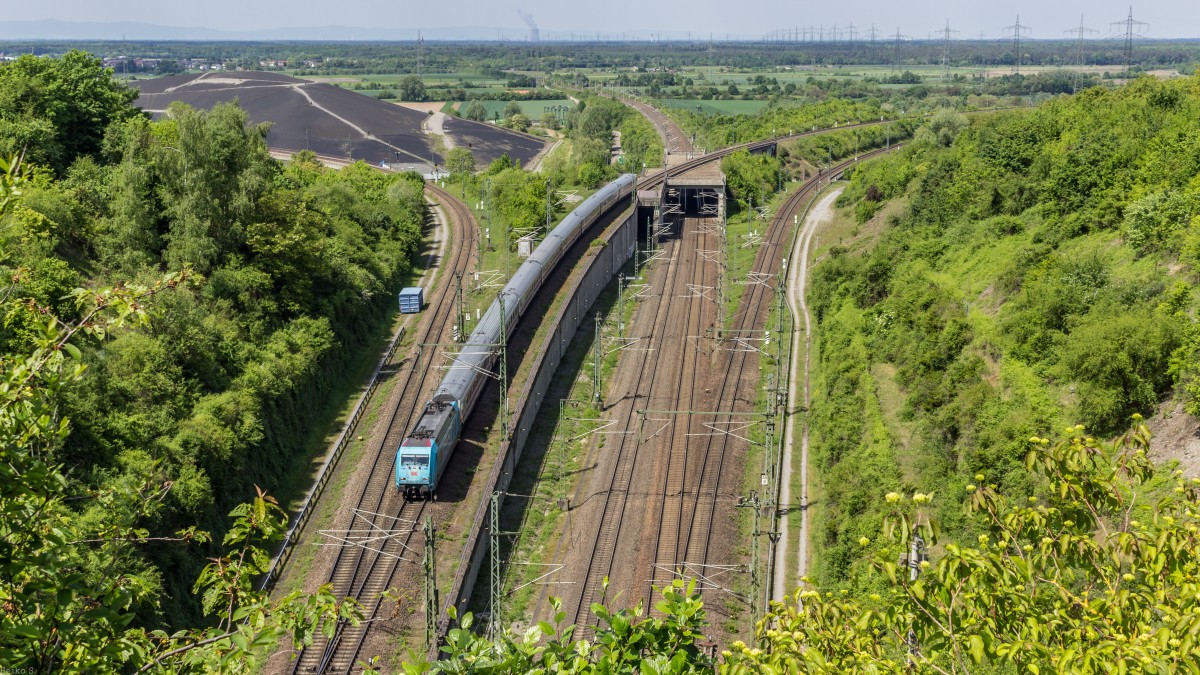 IC von Heidelberg Richtung Stuttgart bei der Einfahrt in den Rollenbergtunnel. 04.05.2014