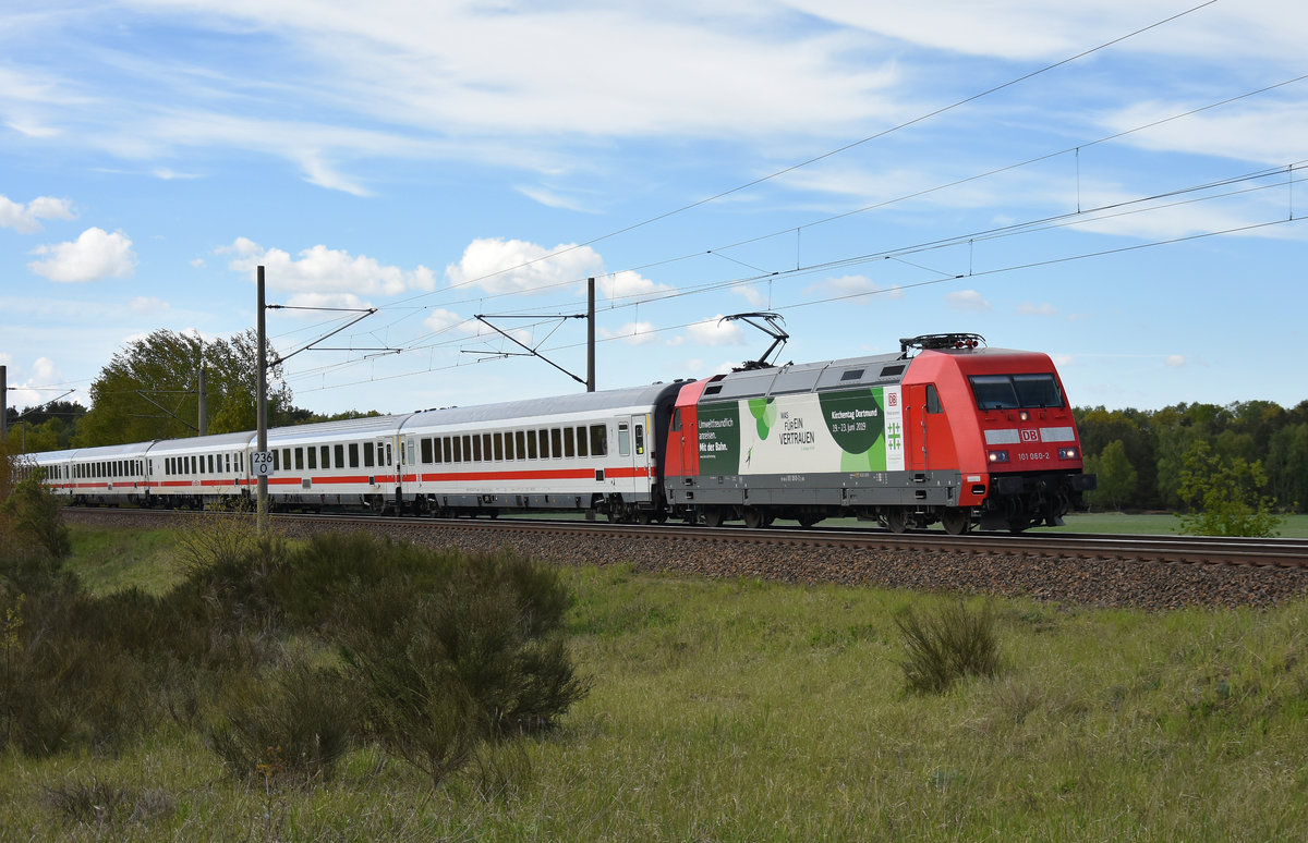IC kommend aus Richtung Hamburg, mit der 101 060-2  Kirchentag  in Front. 3km östlich von Büchen, 15.05.2019