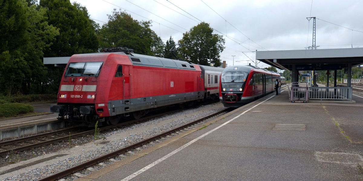 IC mit 101 098-2 und 648 xxx. Crailsheim 29.07.2015
