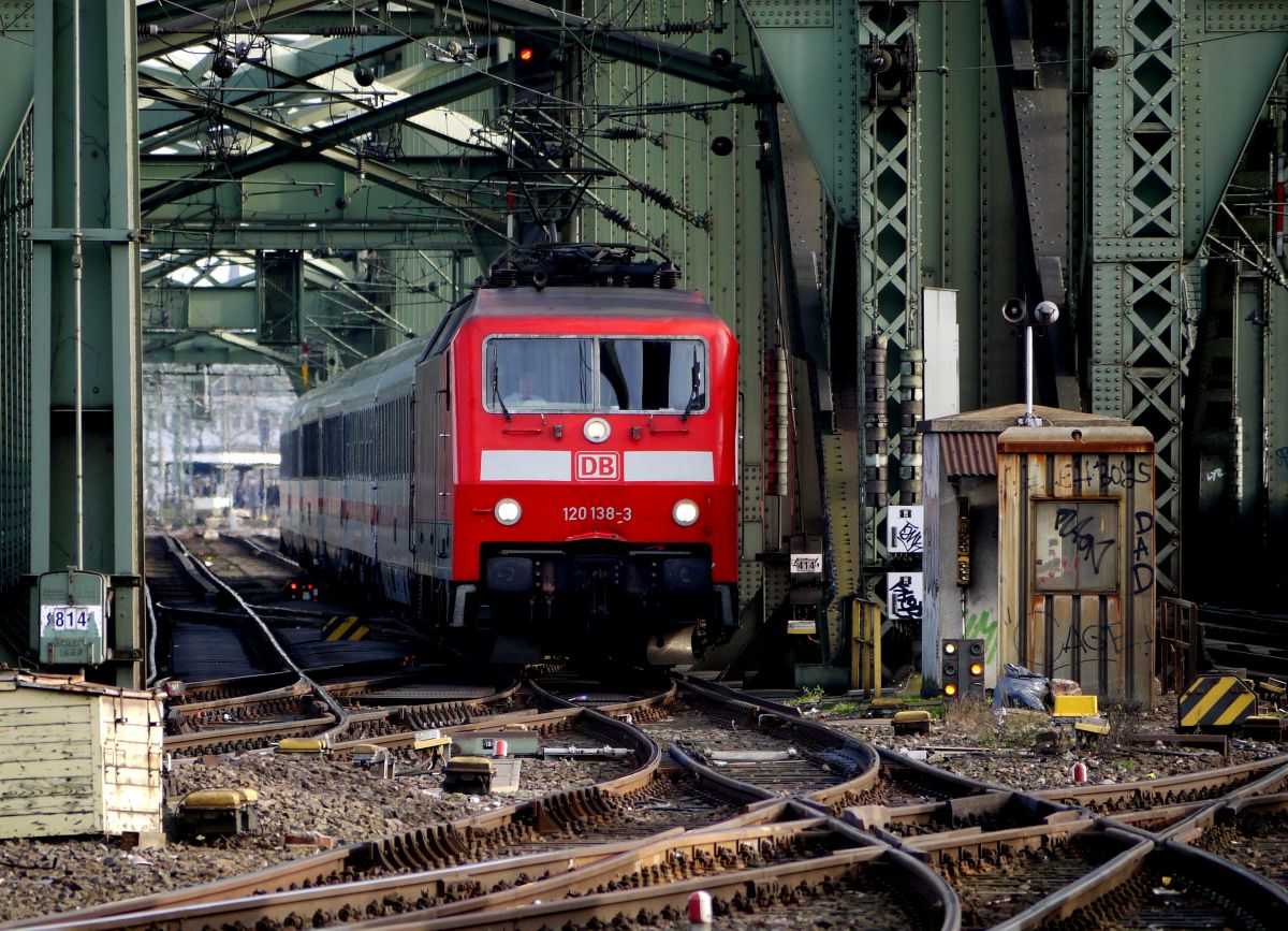 IC mit einer Lokomotive der Baureihe 120 auf der Hohenzollernbrücke in Köln. 13.1.2014