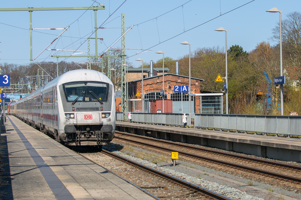 IC mit Steuerwagen voraus durchfährt den Bahnhof Bergen auf Rügen zur Abstellung nach Stralsund. Rechts der dortige Lokschuppen wurde in den letzten Jahren wieder ansehnlich durch neue Tore und neues Dach. - 19.04.2022