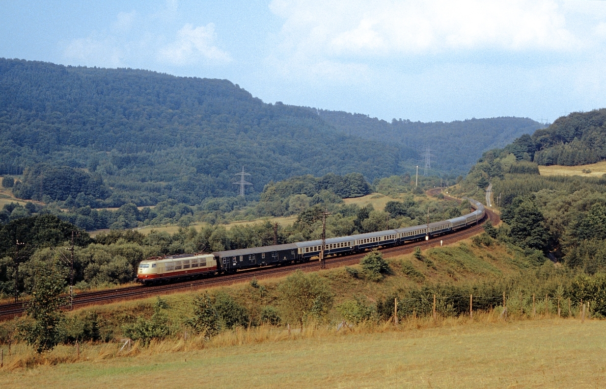 IC mit unbekannter 103 bei Blockstelle  Hain  am 10.8.1983.