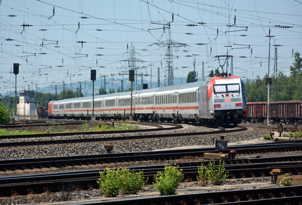 IC mit Zug- und Schiebelok (BR 101), 101 144 mit Hertha BSC-Lackierung schiebt, durch Koblenz-Lützel in Richtung Köln - 19.07.2016