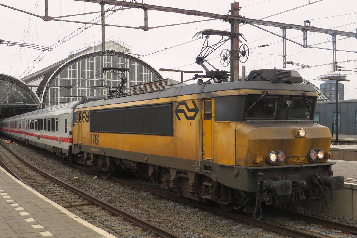 IC nach Berlin mit NS 1761 verlässt am 22 Jänner 2023 Amsterdam Centraal. Viel weiter als das eine Stünde weitere Amersfoort wird dieser Zug nicht fahrebn wegen ein Unfall am Bahnübergang auf die Strecke.