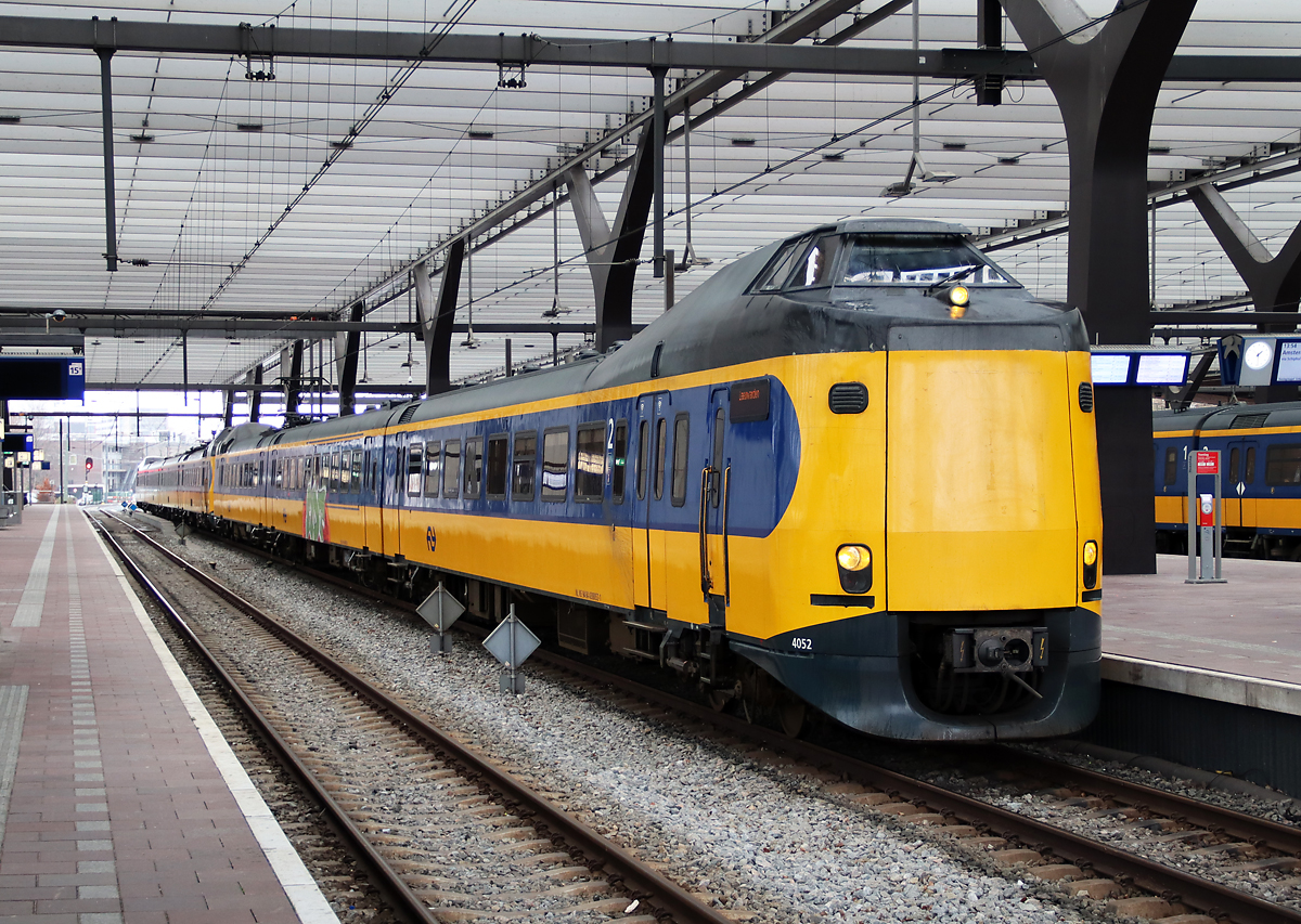IC nach Leeuwarden wartet im Bahnhof Utrecht Centraal auf die Abfahrt. Utrecht, 7.3.2023