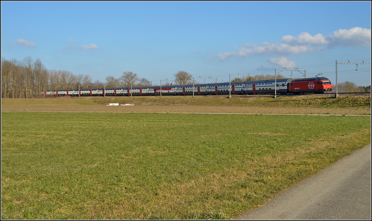 IC nach Romanshorn in der Kurve zur die Thurbrücke. Februar 2014.