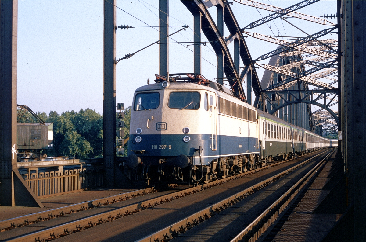 IC Paris - Leipzig mit SNCF-Wagenpark auf der Deutschherrnbrücke in Frankfurt (Sommer 1994). 