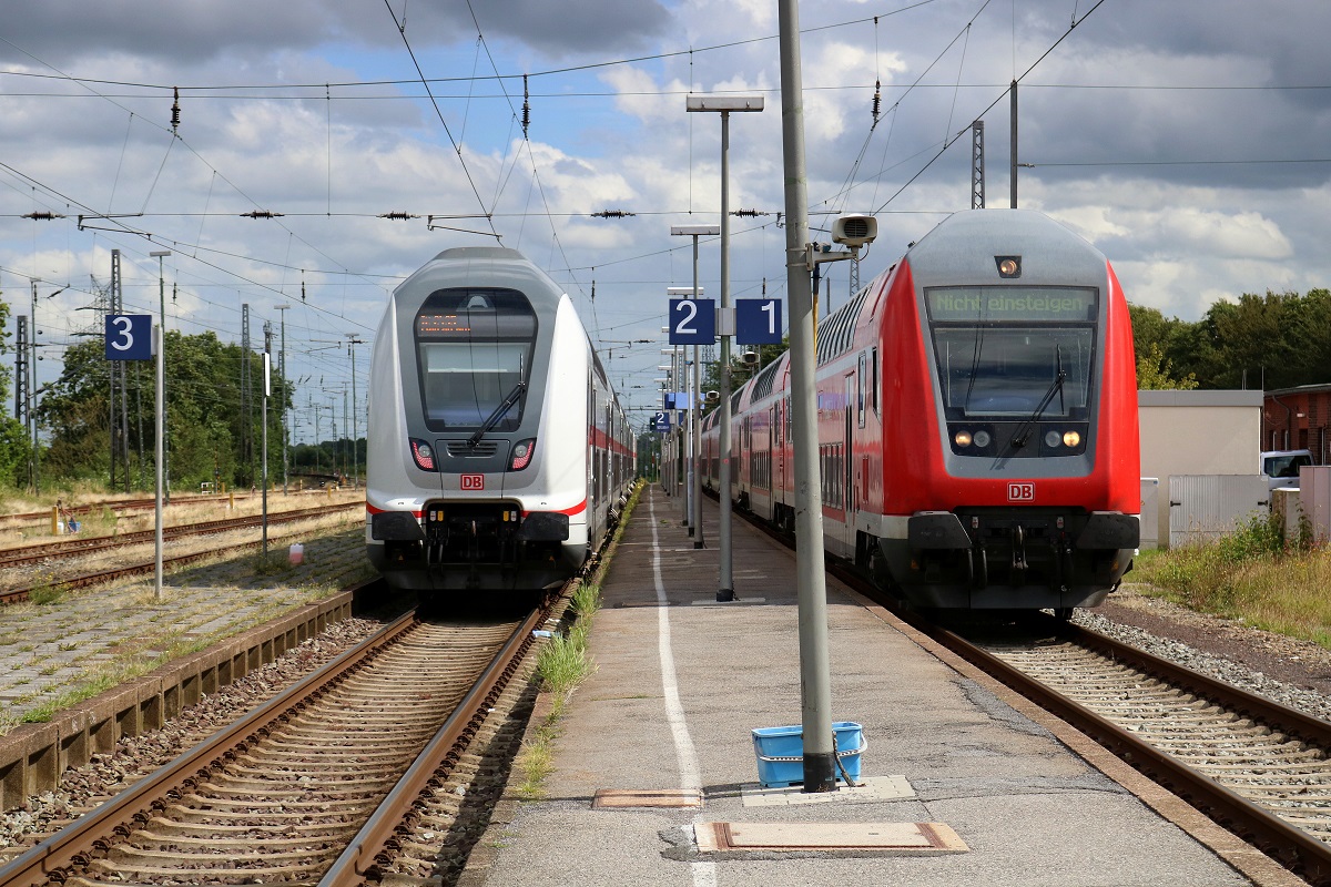 IC- und RE-Dosto-Treffen im Bahnhof Norddeich: Während DBpbzfa 668.2 mit Zuglok BR 146.5 als IC 2435  Ostfriesland  (Linie 56) bzw. RE 52435 nach Bremen Hbf ausfährt, ist DBpbzfa mit BR 146.1 von DB Regio Nord auf Gleis 1 abgestellt. [28.7.2017 - 15:42 Uhr]