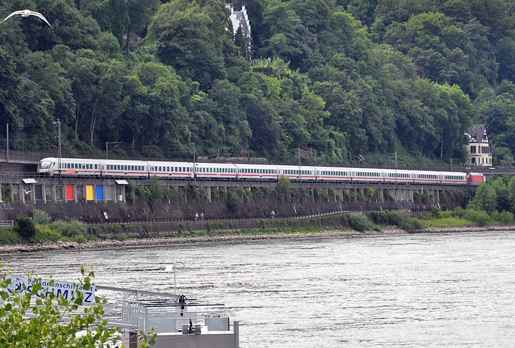 IC in Richtung Sden am Rheinufer bei Remagen - 03.08.2013
(erst nach Einstellung bemerkt...links oben hat sich eine Mwe ins Bild geschmuggelt!!)