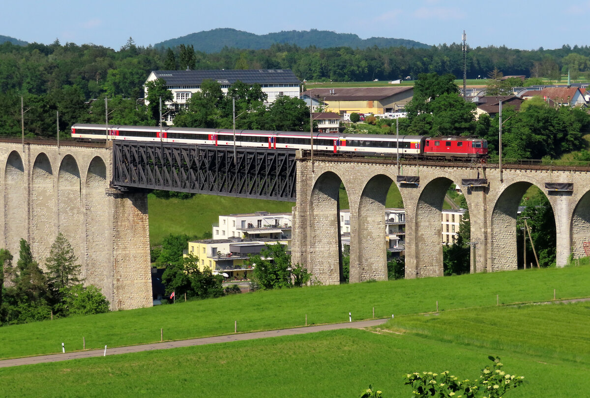 IC von Singen nach Zürich befährt das Rheinviadukt bei Eglisau. Eglisau, 30.5.2023