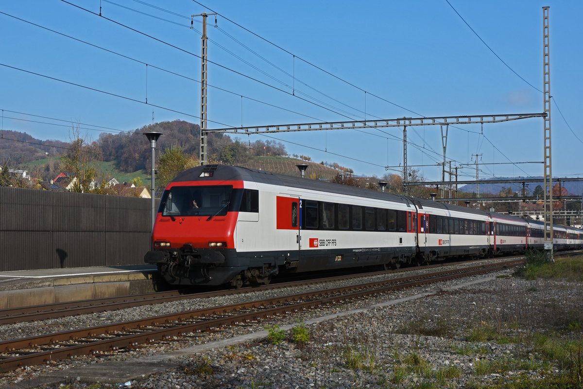 IC Steuerwagen Bt 50 85 28-94 948-2 durchfährt den Bahnhof Gelterkinden. Die Aufnahme stammt vom11.11.2020.