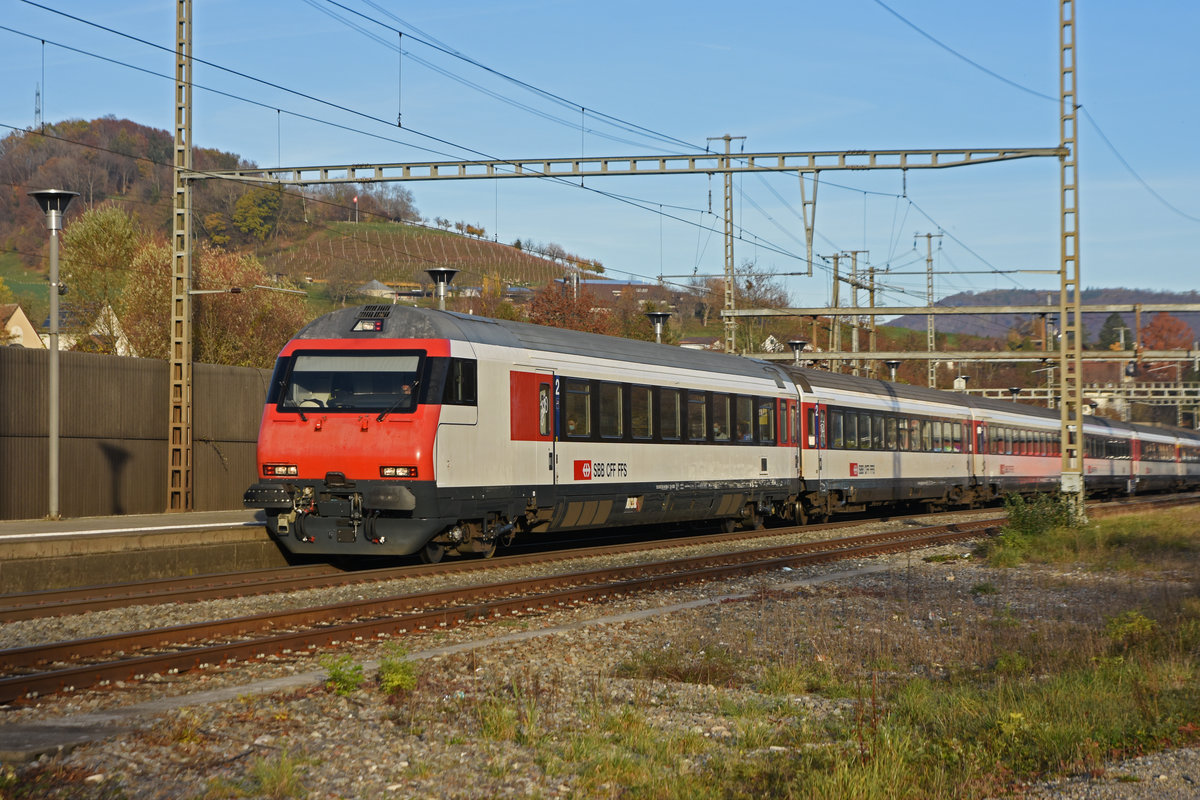 IC Steuerwagen Bt 50 85 28-94 968-0 durchfährt den Bahnhof Gelterkinden. Die Aufnahme stammt vom 13.11.2020.