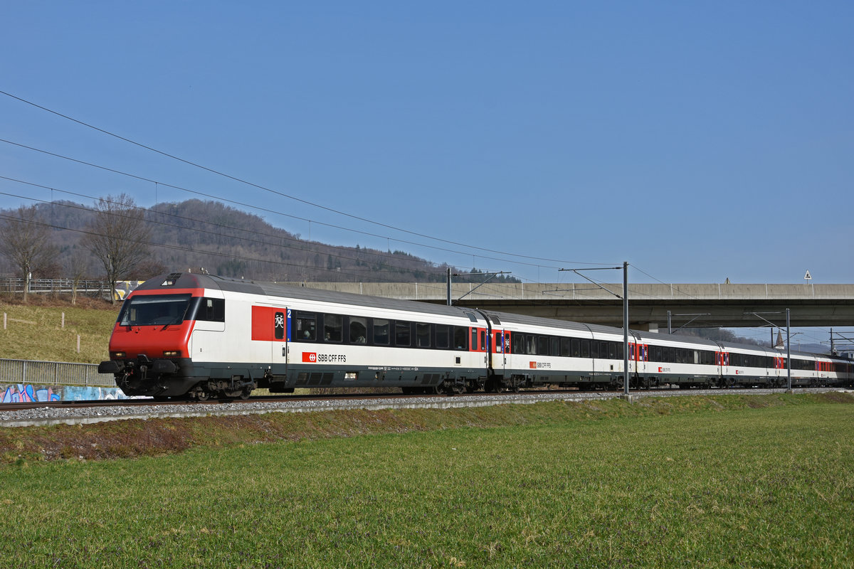 IC Steuerwagen Bt 50 85 28-94 923-5 fährt Richtung Bahnhof Itingen. Die Aufnahme stammt vom 26.02.2021.