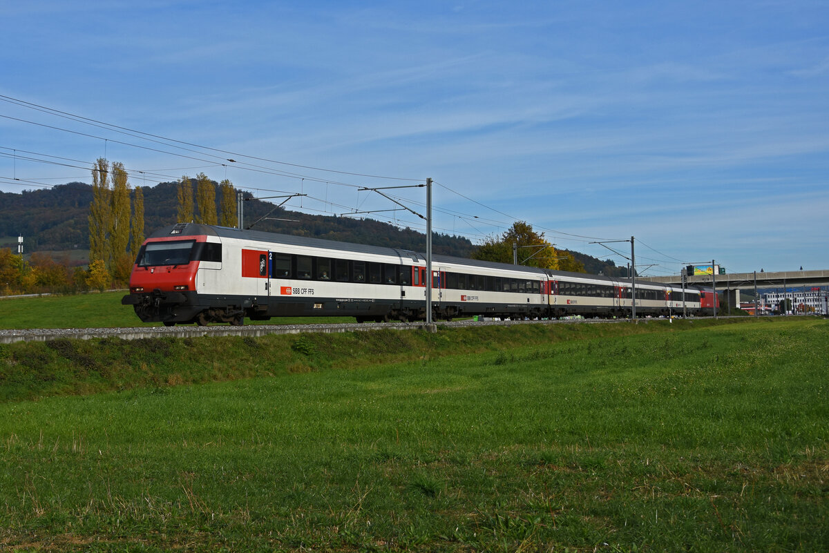 IC Steuerwagen Bt 50 85 28-94 978-9 fährt Richtung Bahnhof Itingen. Die Aufnahme stammt vom 18.10.2021.