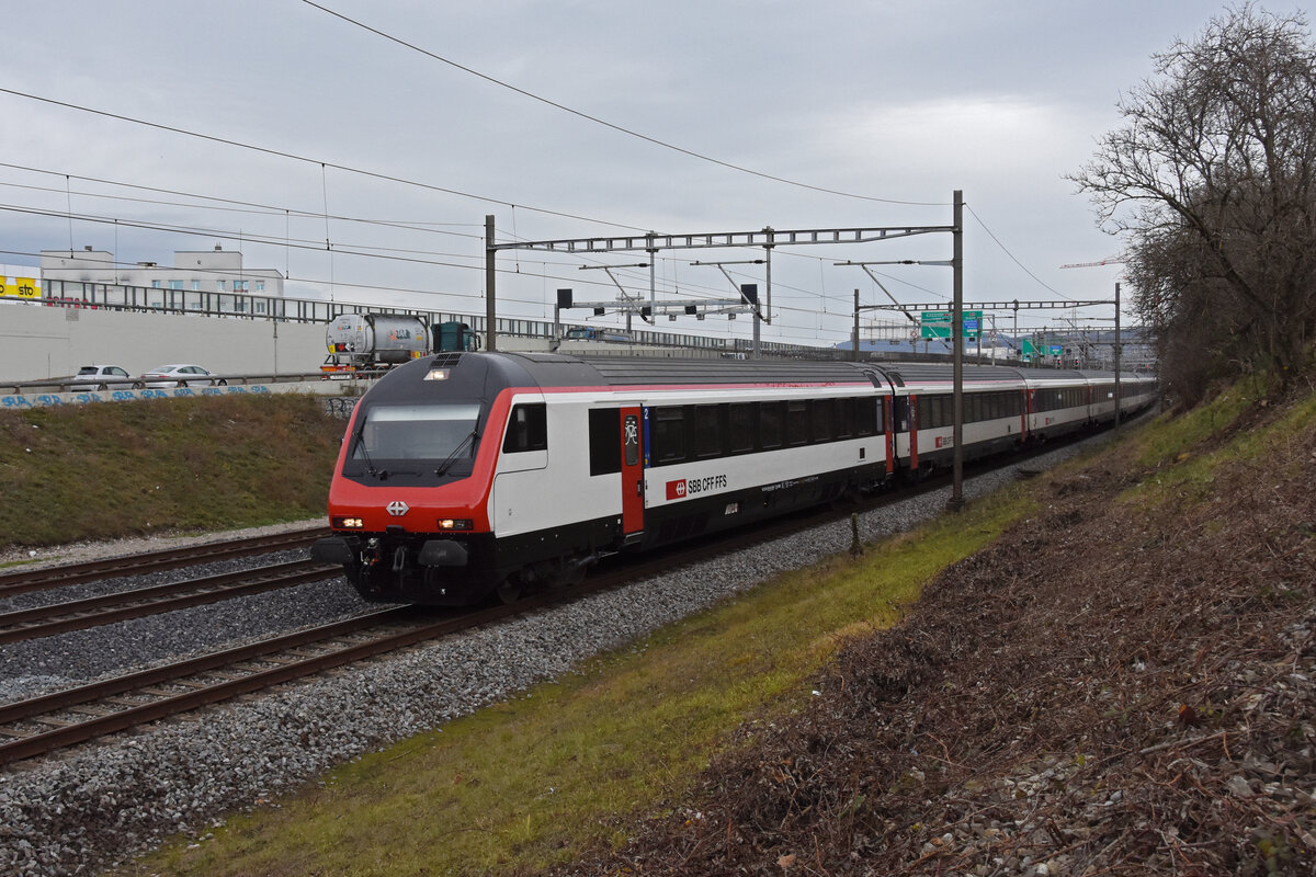 IC Steuerwagen Bt 50 85 28-94 936-7 fährt Richtung Bahnhof SBB. Die Aufnahme stammt vom 03.01.2022.