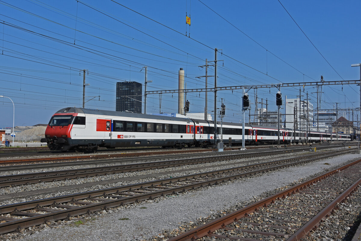 IC Steuerwagen Bt 50 85 28-94 988-8 durchfährt den Bahnhof Pratteln. Die Aufnahme stammt vom 23.03.2022.
