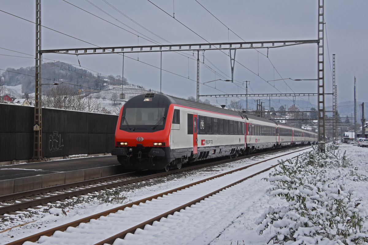 IC Steuerwagen Bt 50 85 28-94 930-0 durchfährt am 12.12.2022 den Bahnhof Gelterkinden.