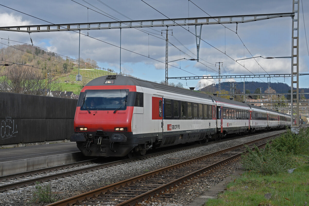 IC Steuerwagen Bt 50 85 28-94 937-5 durchfährt am 27.03.2023 den Bahnhof Gelterkinden.