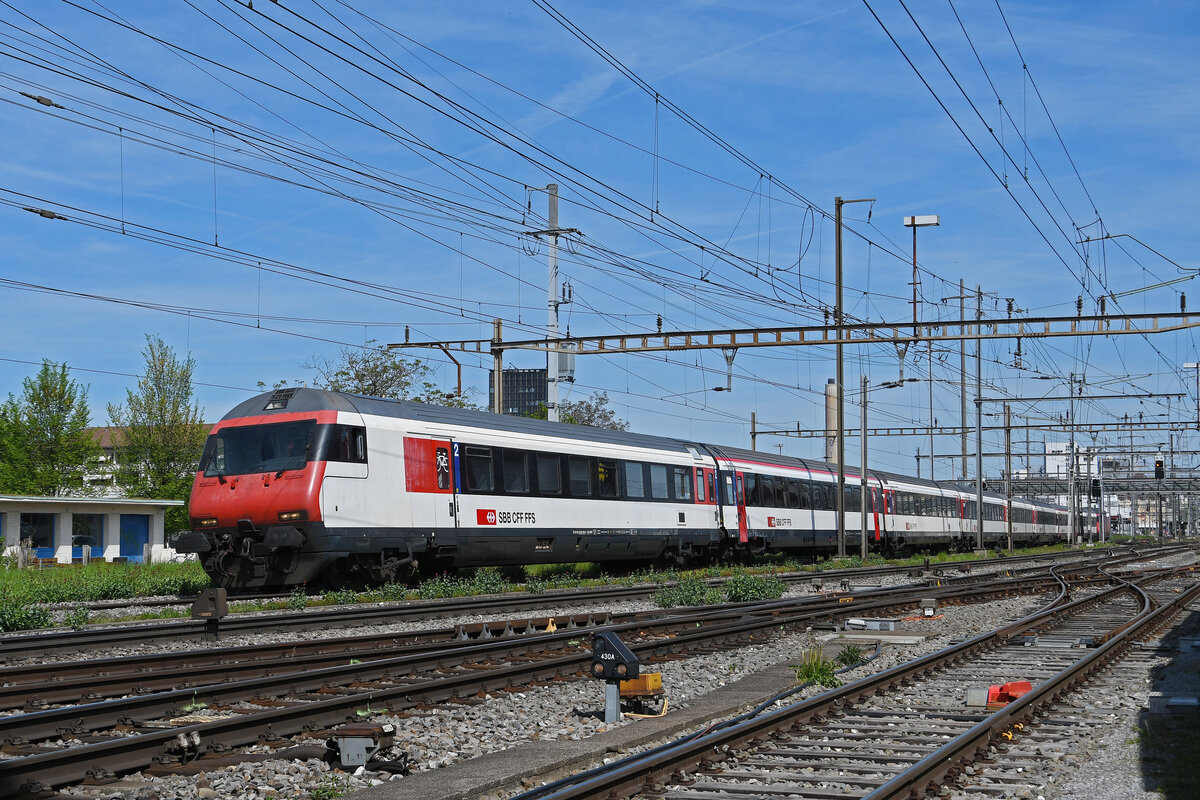 IC Steuerwagen Bt 50 85 28-94 961-5 durchfährt am 04.05.2023 den Bahnhof Pratteln.