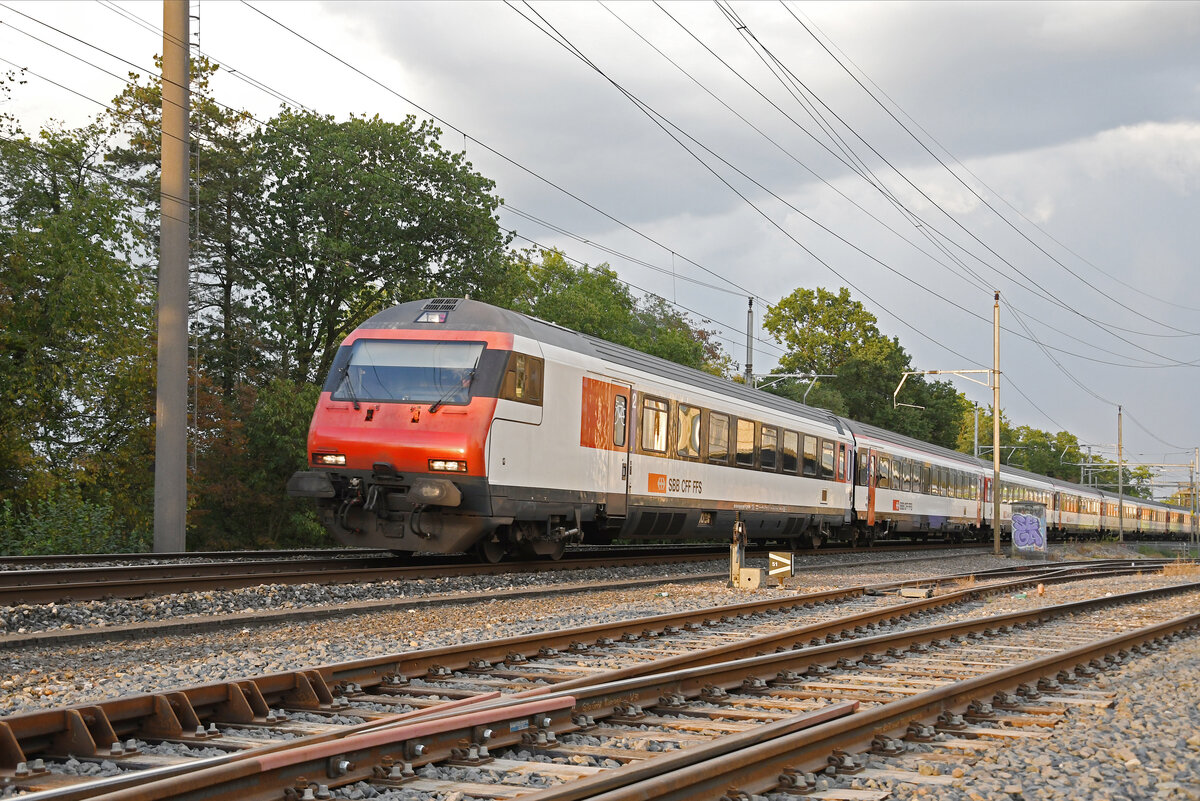 IC Steuerwagen Bt 50 85 28-94 985-4 fährt am 12.09.2023 Richtung Bahnhof Kaiseraugst.