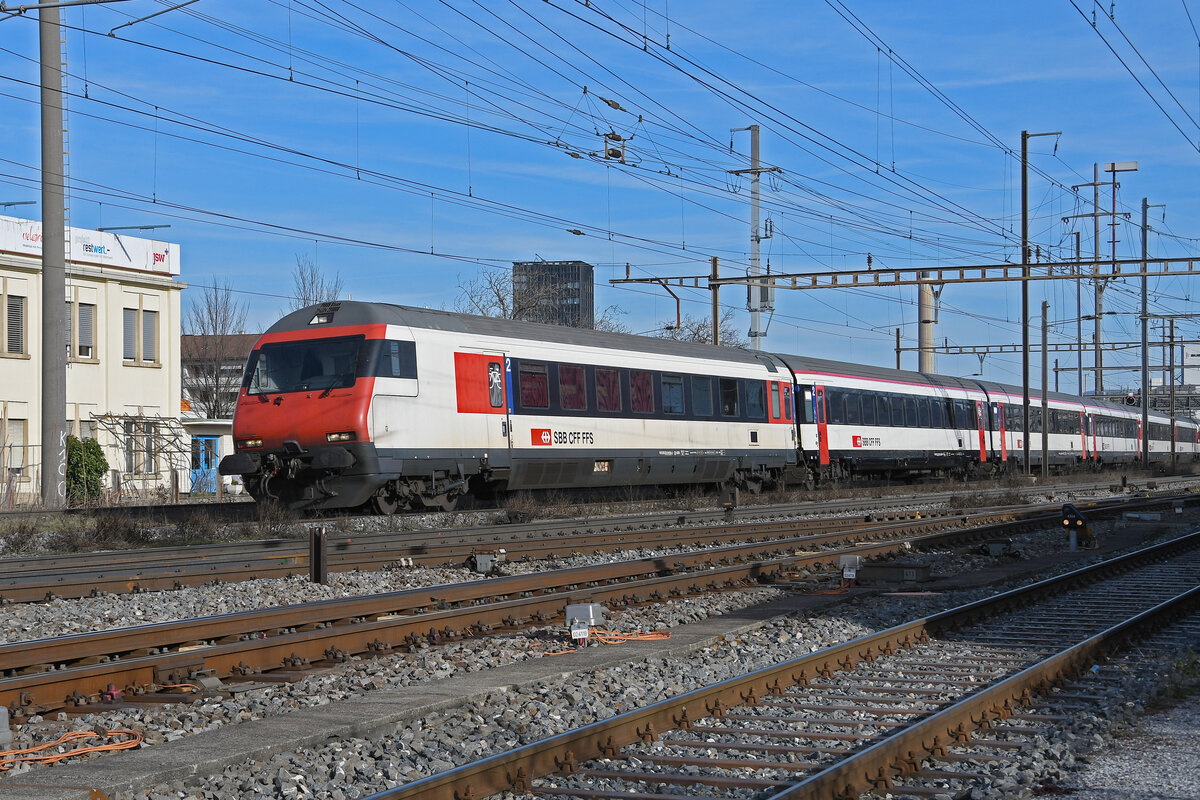 IC Steuerwagen Bt 50 85 28-94 934-2 durchfährt am 05.02.2024 den Bahnhof Pratteln.