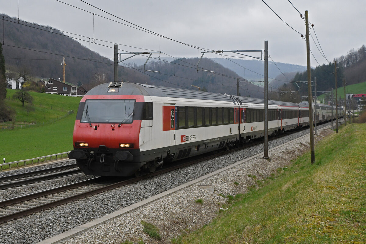 IC Steuerwagen Bt 50 85 28-94 969-8 fährt am 04.03.2024 Richtung Bahnhof Gelterkinden.