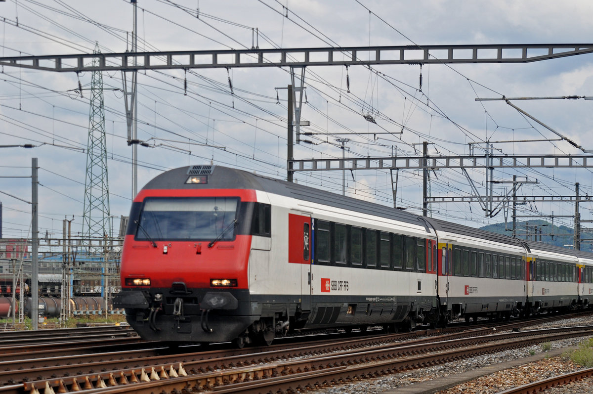 IC Steuerwagen durchfährt den Bahnhof Muttenz. Die Aufnahme stammt vom 04.09.2017.