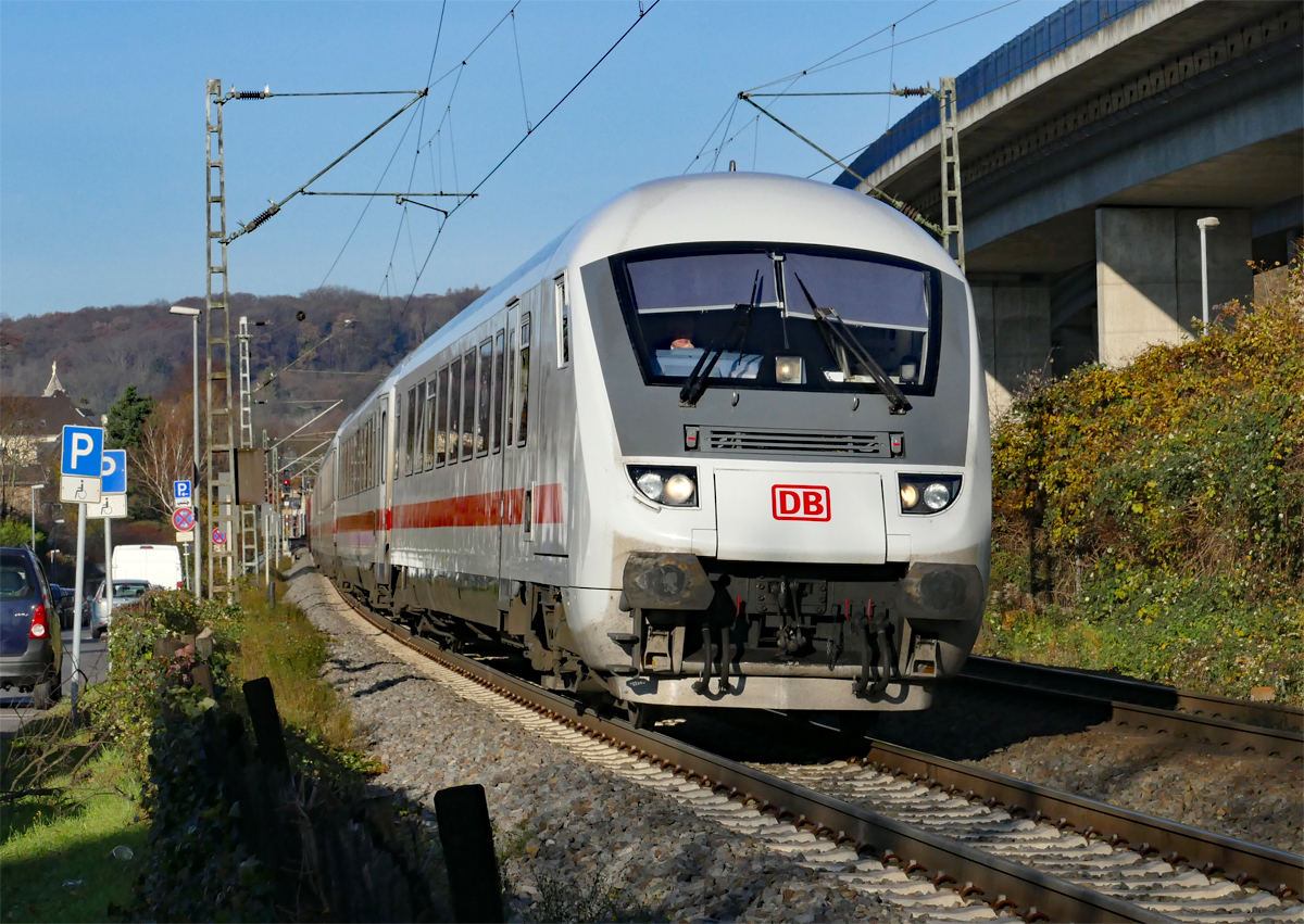 IC-Steuerwagen in Front, 101 121-2 schiebt, in Königswinter - 04.12.2019