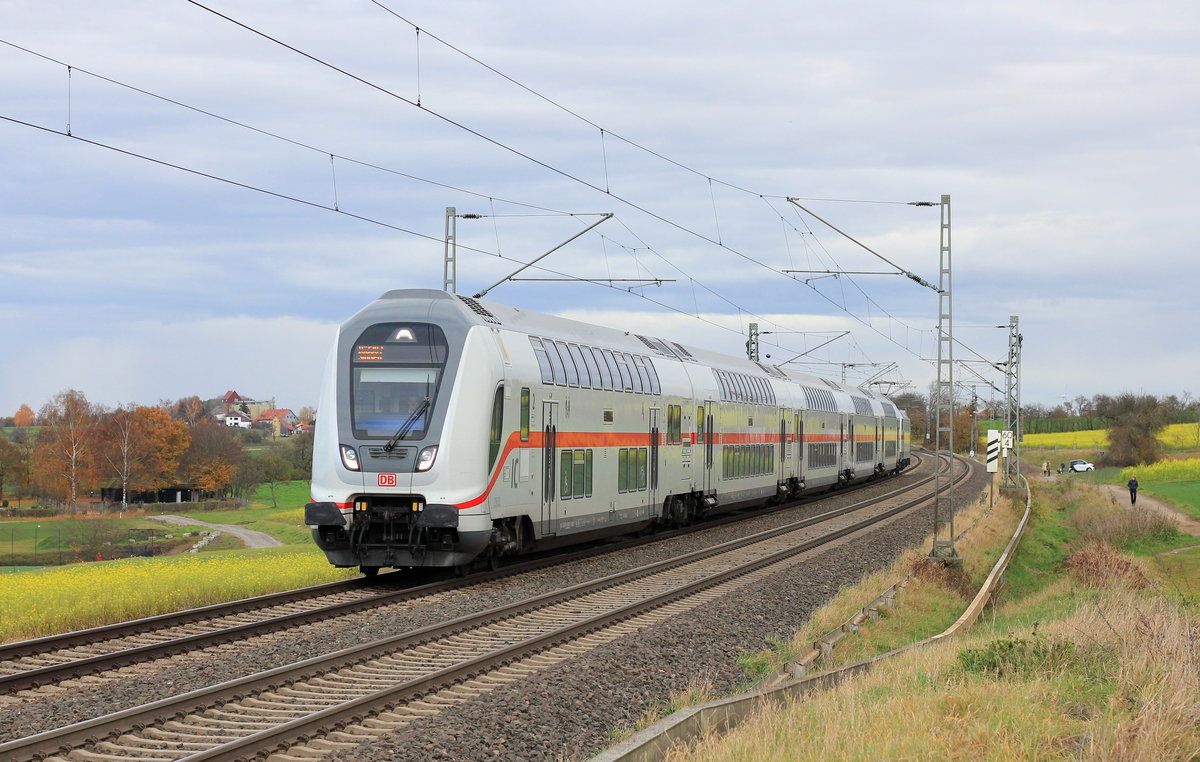 IC Stuttgart-Singen gäubahntypisch in dieser Richtung steuerwagengeführt am 11.11.2018 bei Eutingen im Gäu. 