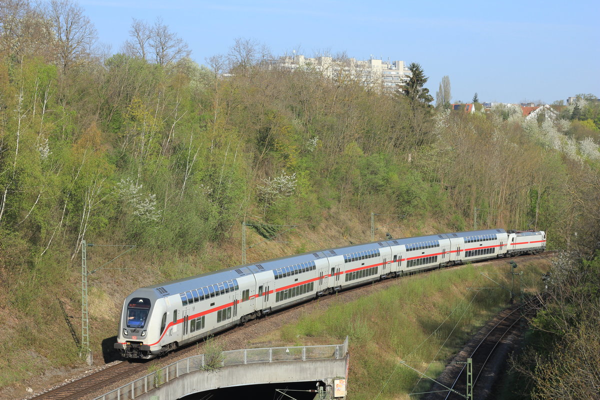 IC Stuttgart-Singen noch von einer 146.5 angeschoben in Stuttgart-Österfeld, aufgenommen von der Weißen Brücke am 18.04.2018. Im Hintergrund ist schemenhaft das  architektonisch sehr schöne  (Ironie aus) Mathematik-/Physikgebäude der Uni Stuttgart zu sehen. 