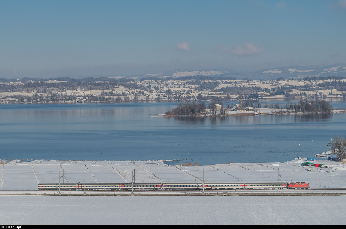 IC Zürich - Chur mit Re 4/4 II am 6. Januar 2017 bei Pfäffikon SZ.