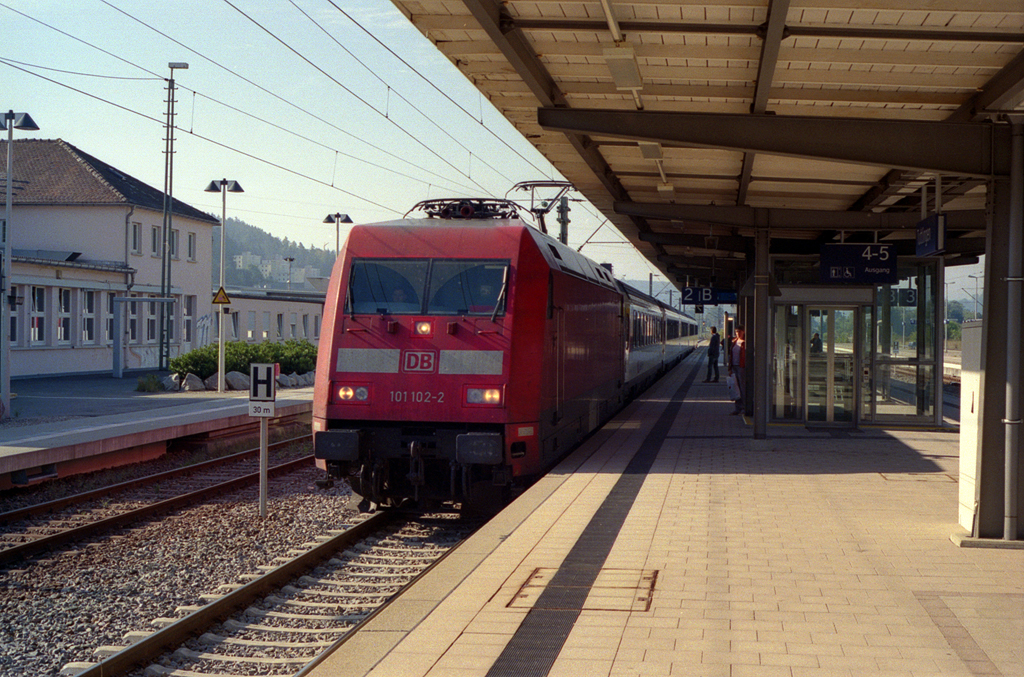 IC von Zrich nach Stuttgart, fotografiert in Tuttlingen Hbf. Digital Scan vom Film Kodak Ultramax 400