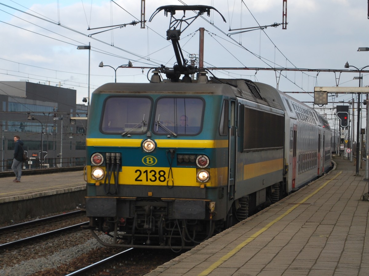 IC-Zug Antwerpen-Charleroi trifft im Bhf Mechelen ein. 17. Februar 2015.