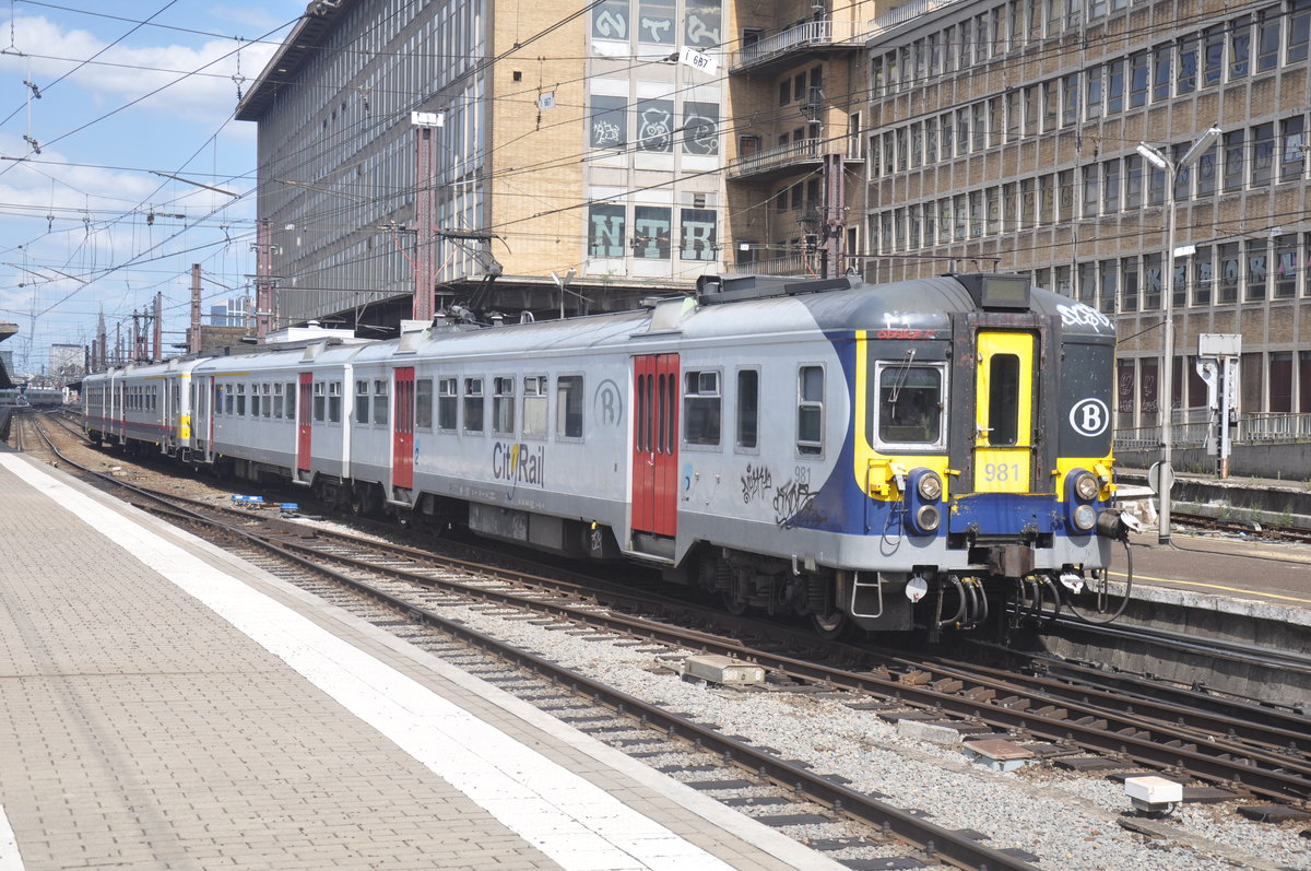 IC Zug mit AM981 und 745 nach La Louvière und Binche, aufgenommen 21.07.2017 in Bahnhof Brussel-Zuid 