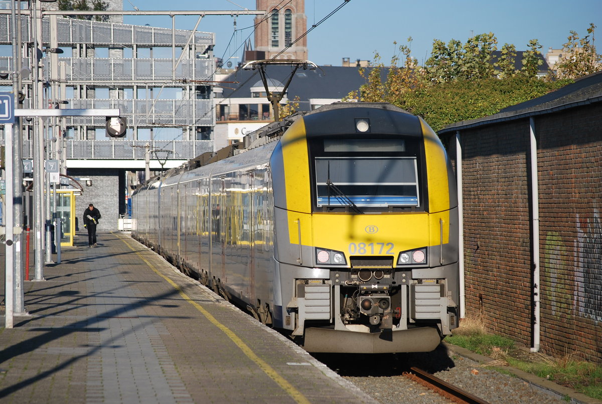 IC-Zug nach Brügge wartet auf Gleis 7 vom Bhf Blankenberge auf Abfahrt, 18. November 2018. Triebzüge 08712 + 08153.
