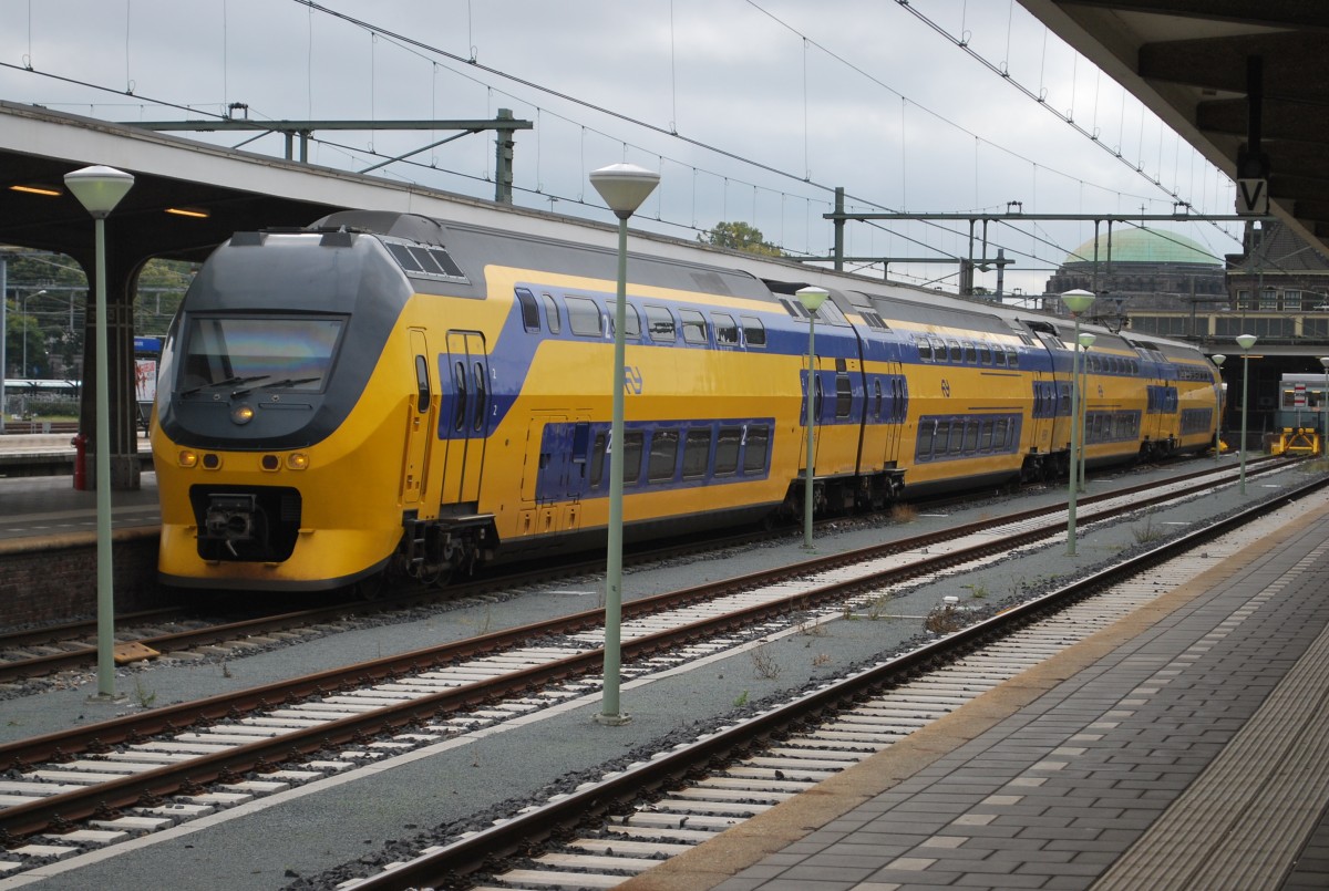 IC-Zug in Richtung Amsterdam und Alkmaar wartet im Bhf Maastricht auf Abfahrt. 25. September 2015.