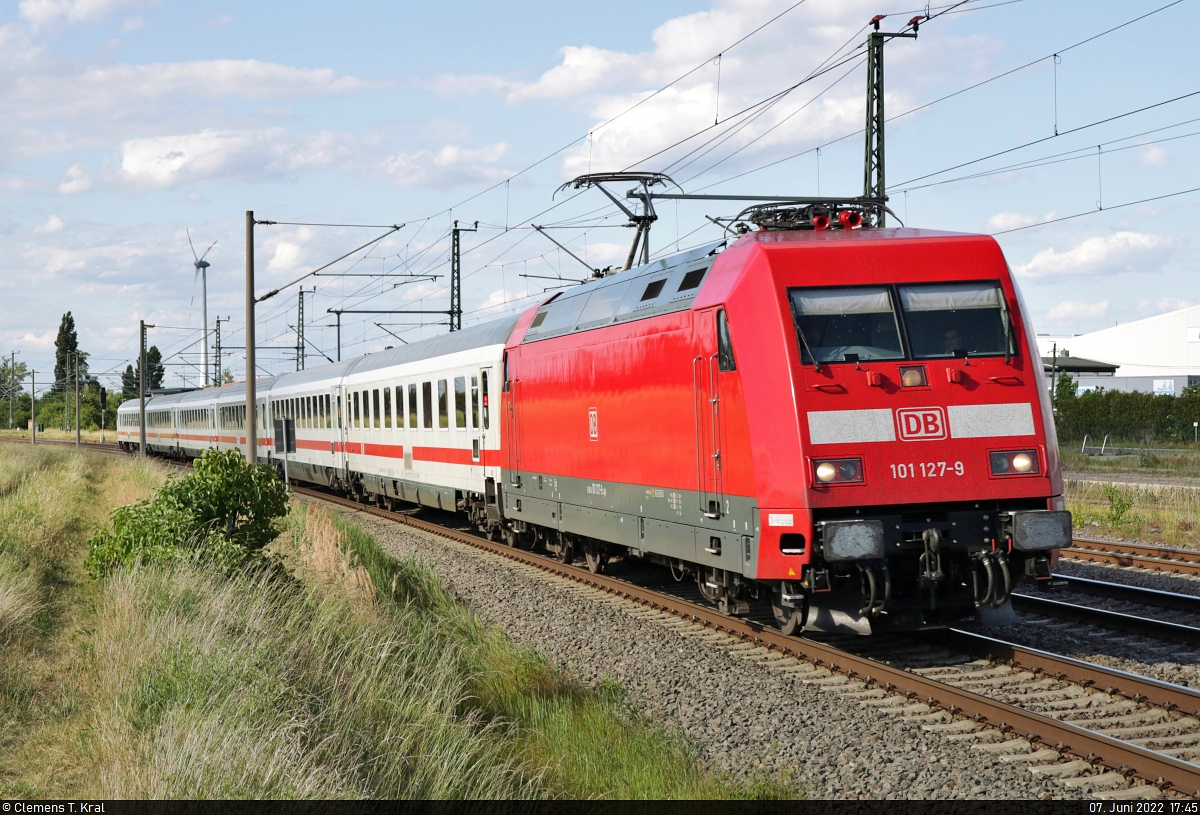 IC1 mit 101 127-9 unterwegs in Niemberg.

🧰 DB Fernverkehr
🚝 IC 2239  Warnow  (Linie 56) Warnemünde–Leipzig Hbf
🕓 7.6.2022 | 17:45 Uhr