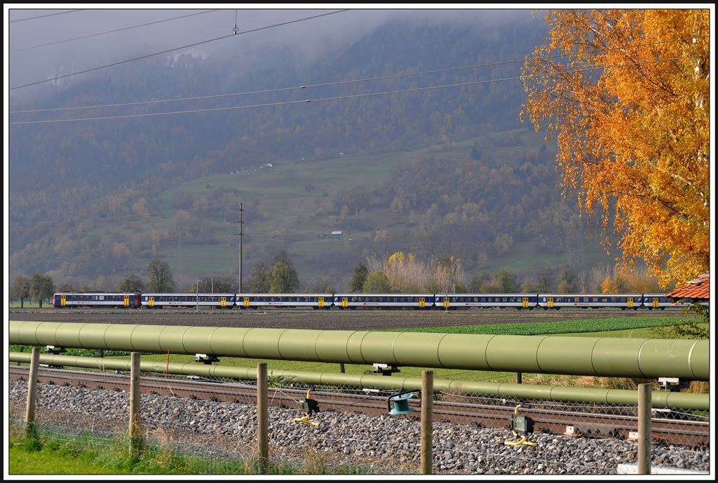 IC10765 nach Chur bei Igis verkehrt mit einem Dispopendel mit zwei RBe 540. (15.11.2013)