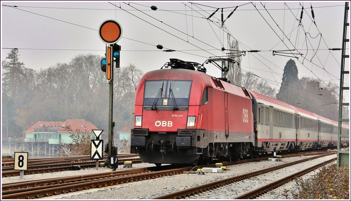 IC118 mit 1016 047 nähert sich dem Lindauer Hbf. (14.02.2017)