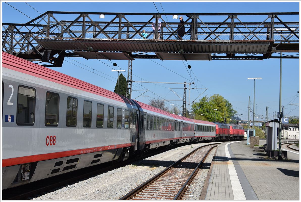 IC118 nach Münster Westf abfahrbereit in Lindau Hbf mit 218-343-2 und 218 495-0 (24.04.2017)