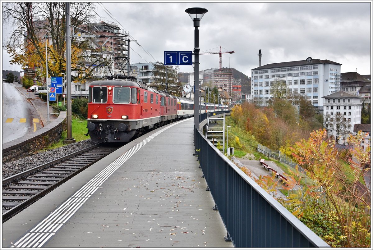 IC182 aus Stuttgart mit Re 4/4 II 11126 + .. durchfährt die Haltestelle Neuhausen am Rheinfall Richtung Zürich HB. (19.11.2016)
