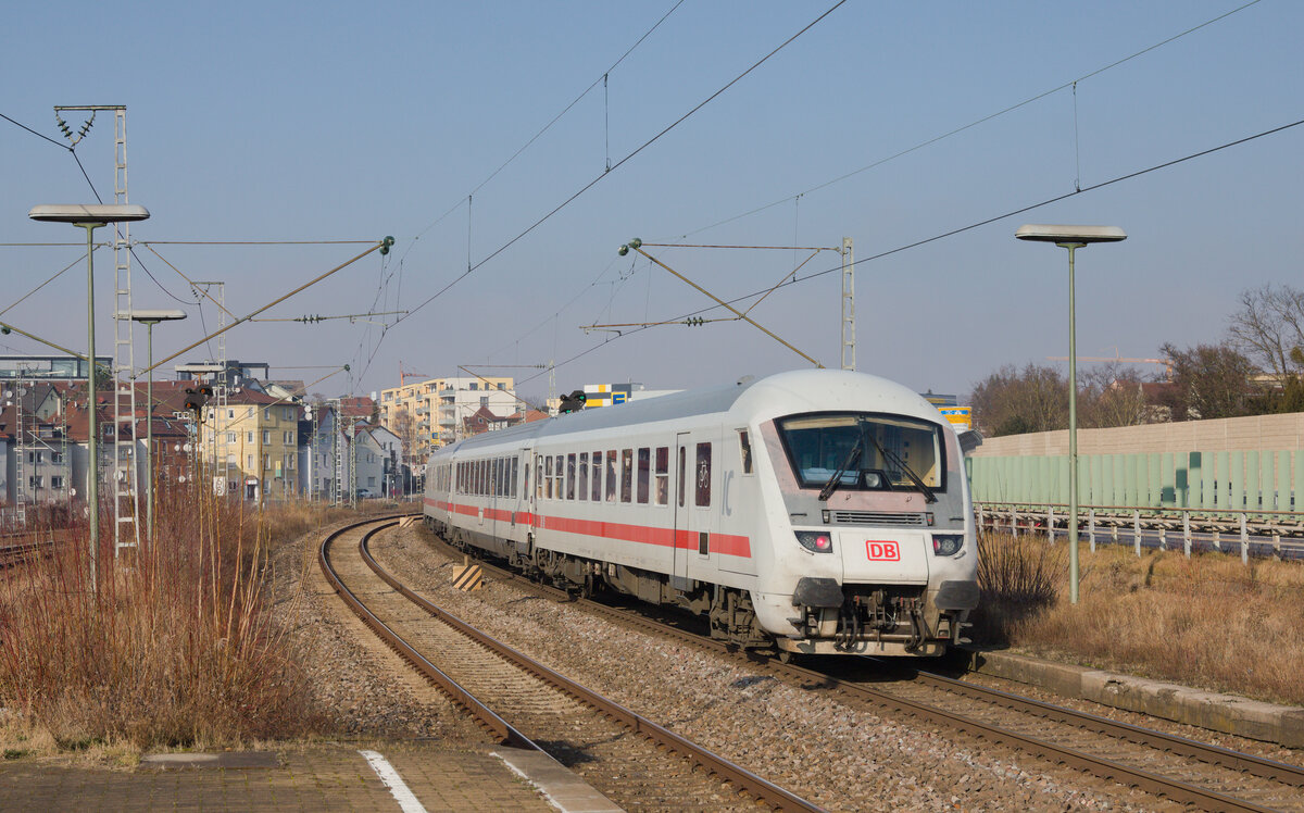 IC1968 Stuttgart-Karlsruhe mit gezogenem Steuerwagen am 25.01.2022 in Stuttgart-Zuffenhausen. 