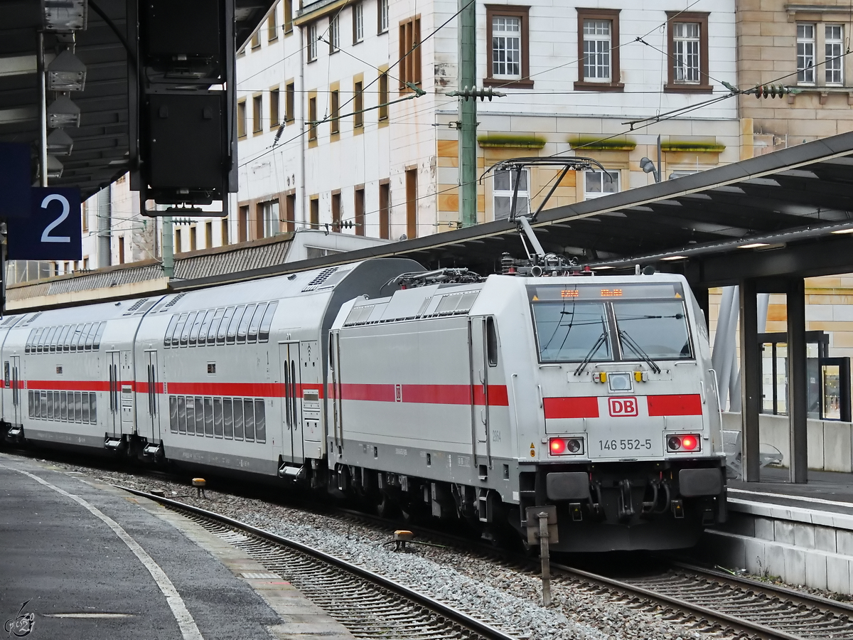 IC2-Einheit 2864 geschoben von 146 552-5 im Februar 2021 beim Halt am Hauptbahnhof Wuppertal.