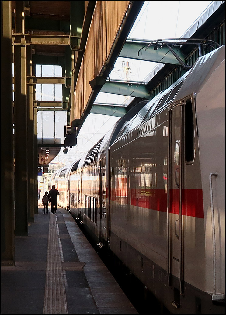 IC2 in Stuttgart -

Ab Dezember 2017 sollen diese Züge wohl von Stuttgart nach Zürich und von Karlsruhe nach Nürnberg verkehren, dann also zum Alltag in Stuttgart gehören.

03.09.2017 (M)