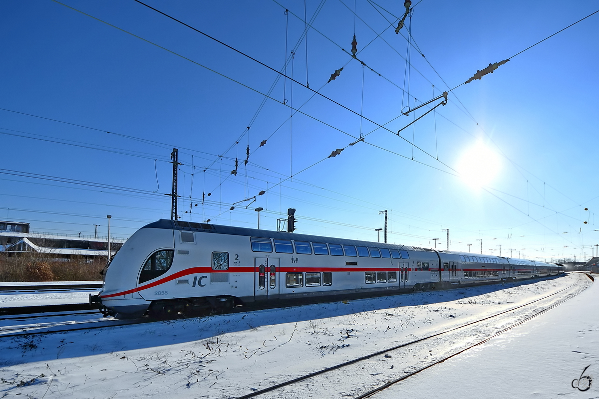 IC2-Zug 2858 ist hier im Februar 2021 bei der Abfahrt vom Hauptbahnhof in Wanne-Eickel zu sehen.