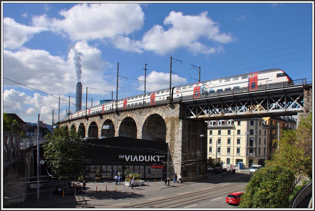 IC2000 auf dem Wipkingerviadukt mit der Markt- und Foodhalle im Viadukt. (24.09.2015)