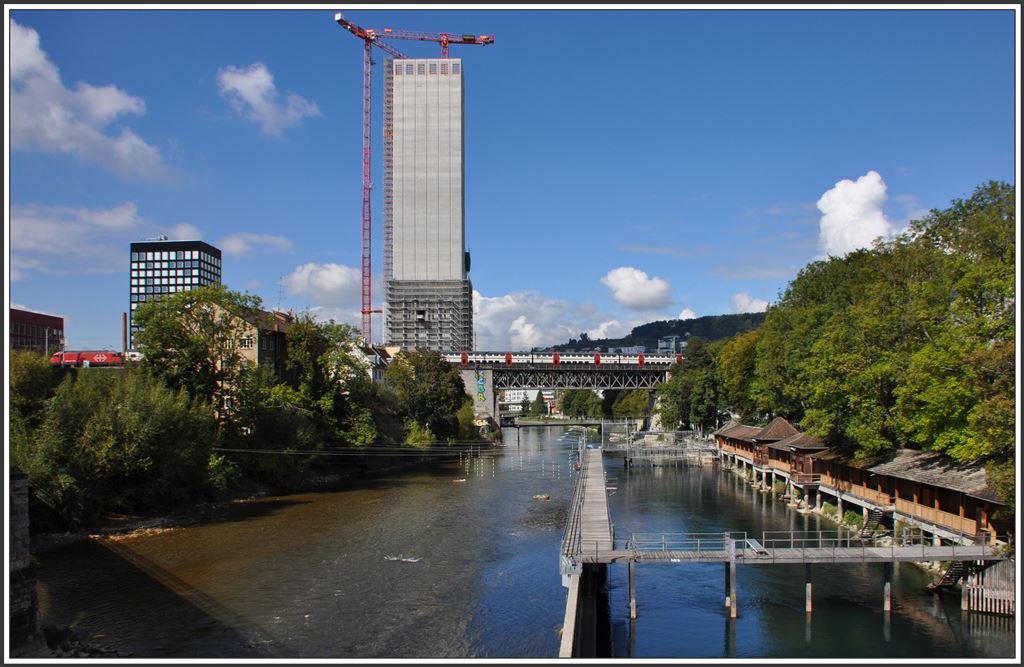 IC2000 mit einer Re460 auf der Limmatbrücke mit der Badi Letten und dem neuen Silohochhaus der Swissmills. Fotografiert vom ehemaligen Lettenviadukt, der jetzt den Fussgängern dient. (24.09.2015)