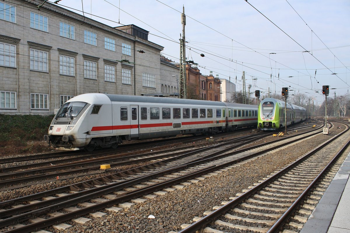 IC2027 von Hamburg-Altona nach Passau Hauptbahnhof fährt am 10.2.2018 in den Hamburger Hauptbahnhof ein. Schublok war 101 102-2.