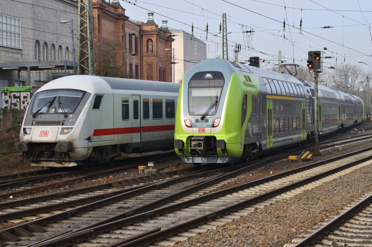 IC2027 von Hamburg-Altona nach Passau Hauptbahnhof trifft am 10.2.2018 im Hamburger Hauptbahnhof auf 445 020-4 als RE7 (RE21064) nach Flensburg zusammen mit 445 014-7 als RE7 (RE21114) nach Kiel Hauptbahnhof. 